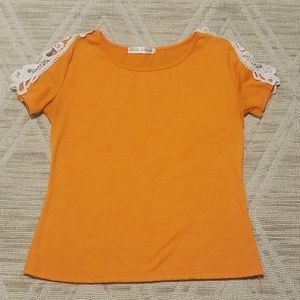 ♡ Womans orange top with lace short sleeves